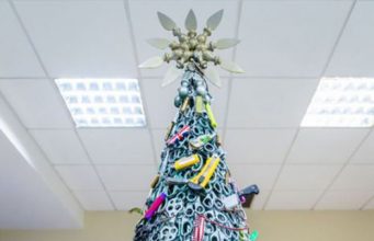 В аэропорту Вильнюса собрали елку из предметов, конфискованных у пассажиров