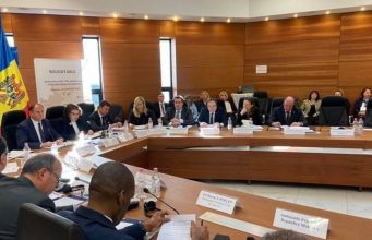 Посол России выступил с докладом на заседании круглого стола в МИДЕИ