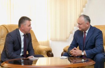 Додон и Красносельский договорились решить проблему взаимного “запрета автомобильных номеров”