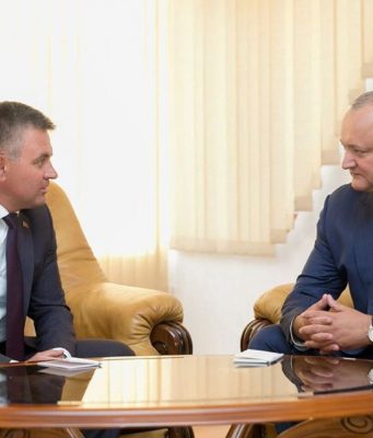 Додон и Красносельский договорились решить проблему взаимного “запрета автомобильных номеров”