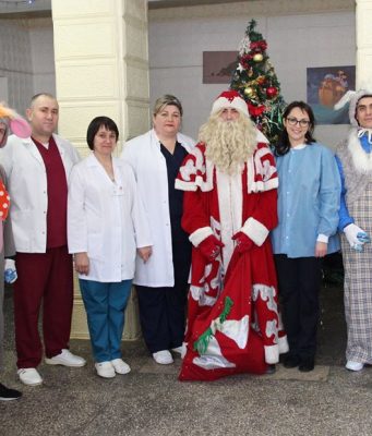 Трое заключенных порадовали более 100 маленьких пациентов больницы