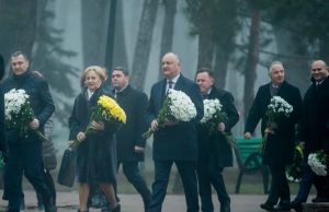 Президент и спикер возложили цветы к памятнику Эминеску
