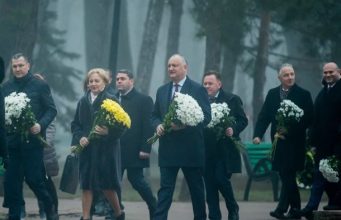 Президент и спикер возложили цветы к памятнику Эминеску