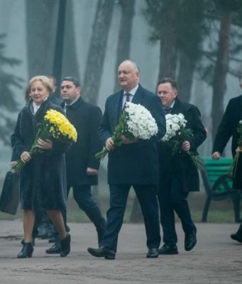 Президент и спикер возложили цветы к памятнику Эминеску