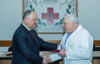 Президент Молдовы посетил кишиневскую больницу имени Архангела Михаила