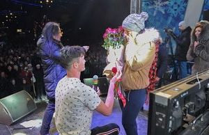 В Бельцах молодой человек сделал предложение 31 декабря на сцене