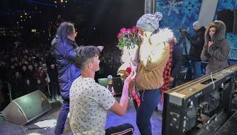 В Бельцах молодой человек сделал предложение 31 декабря на сцене