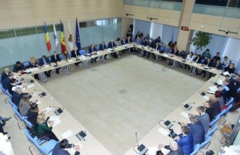 Документ о дружбе двух столиц был подписан в атмосфере политического раздрая