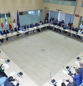 Документ о дружбе двух столиц был подписан в атмосфере политического раздрая