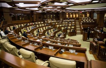 Депутаты Майи Санду против снижения зарплат молдавским парламентариям