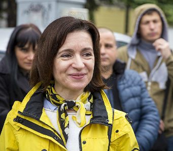 Поставить «выскочку» на место: почему бывшие партнеры атакуют Майю Санду?