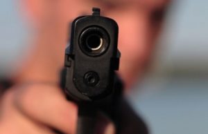 Стрельба под Криулянами: мужчина взял соседей в заложники и ранил троих из них пистолет