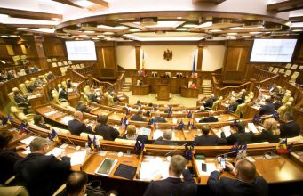 Депутаты заблокировали трибуну парламента, требуя отставки Чокоя