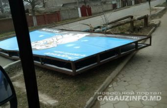 Шквалистый ветер в Комрате повредил крыши и снёс рекламный щит
