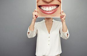 Учёные предложили покрывать зубы лаком, чтобы защитить от кариеса