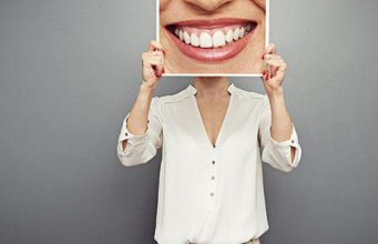 Учёные предложили покрывать зубы лаком, чтобы защитить от кариеса