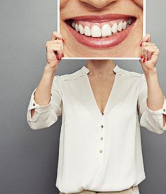 Учёные предложили покрывать зубы лаком, чтобы защитить от кариеса