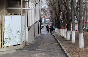 Стало известно, кто узаконил строение, “захватившее” тротуар на бульваре Траяна