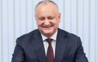 Опрос: Додон побеждает Санду во втором туре президентских выборов