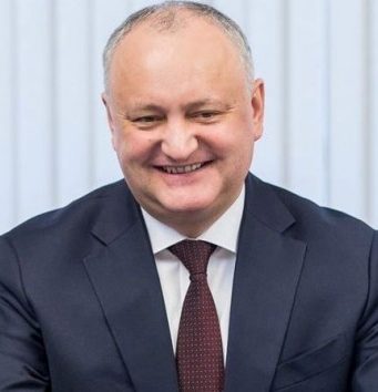 Опрос: Додон побеждает Санду во втором туре президентских выборов