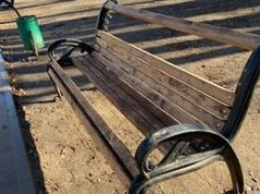 Очередной случай вандализма в столице: неизвестные разворотили новую лавочку