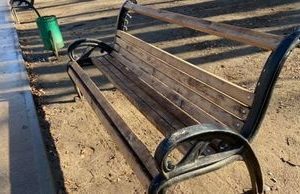 Очередной случай вандализма в столице: неизвестные разворотили новую лавочку