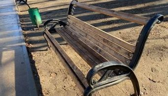 Очередной случай вандализма в столице: неизвестные разворотили новую лавочку