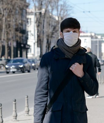 Маски носят только больные и те, кто ухаживает за инфицированными людьми, директор НАОЗ