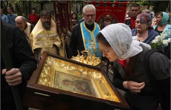 Коронавирус на дворе – иконы целовать нельзя: рекоммендации специалиста христианство