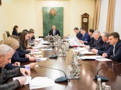 Премьер обсудил программу распределения средств дорожного фонда