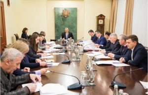 Премьер обсудил программу распределения средств дорожного фонда