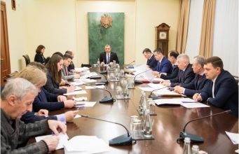 Премьер обсудил программу распределения средств дорожного фонда