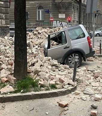 Уничтоженные авто и поврежденные дома. Хорватию всколыхнуло мощное землетрясение