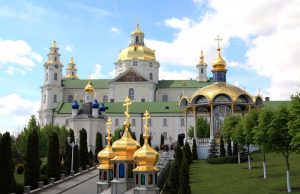 Священник, организовавший экскурсии в Почаев, заболел коронавирусом