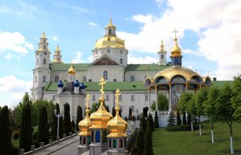 Священник, организовавший экскурсии в Почаев, заболел коронавирусом