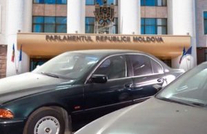 Парламентская „распродажа” машин: трактор ушёл с молотка дороже BMW спикеров