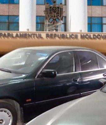 Парламентская “распродажа” машин: трактор ушёл с молотка дороже BMW спикеров