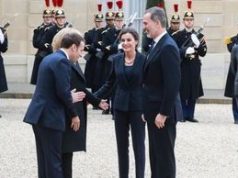 Макрон из-за коронавируса не подал руки королю Испании