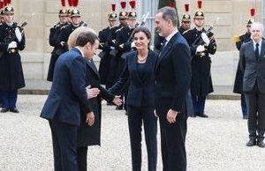 Макрон из-за коронавируса не подал руки королю Испании