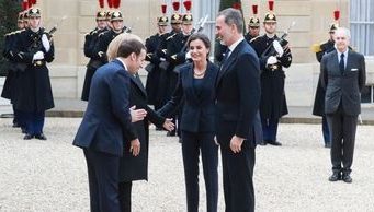 Макрон из-за коронавируса не подал руки королю Испании