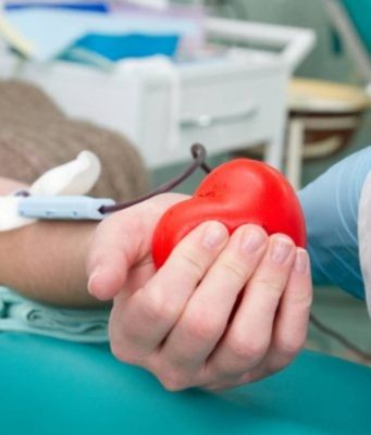 Врачи утверждают, что плазма вылечившихся от коронавируса поможет в лечении от этой инфекции донор