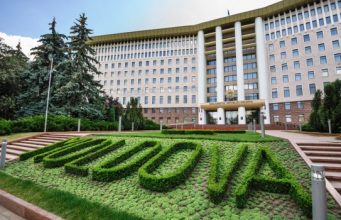 Парламент ввел частичный карантин