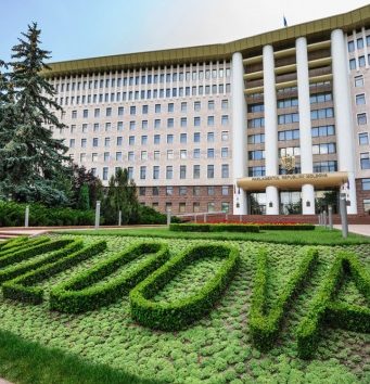 Парламент ввел частичный карантин