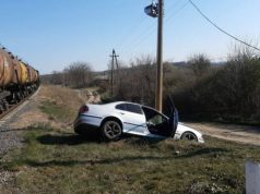 В Леова поезд столкнулся с легковым автомобилем: водитель чудом не пострадал