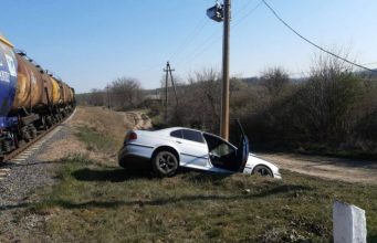 В Леова поезд столкнулся с легковым автомобилем: водитель чудом не пострадал