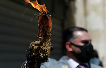 В Иерусалиме сошел благодатный огонь благодатный огонь