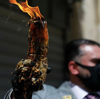 В Иерусалиме сошел благодатный огонь благодатный огонь