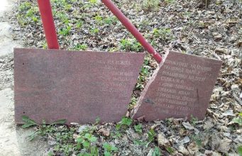 Посольство России возмущено актами вандализма в отношении памятников героям ВОВ