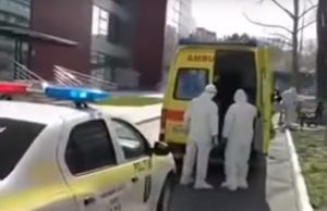 Сбежавшего из больницы мужчину с коронавирусом обнаружили распивающим пиво с приятелями