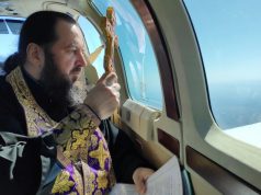 Епископ облетел Молдову на самолете с двумя иконами